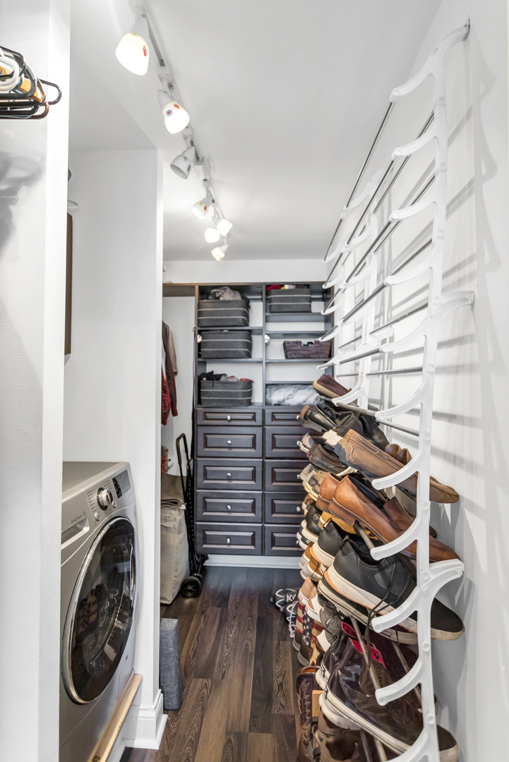 450 West Briar Place, Unit 13G Chicago, IL 60657 - Photo 16 of 34