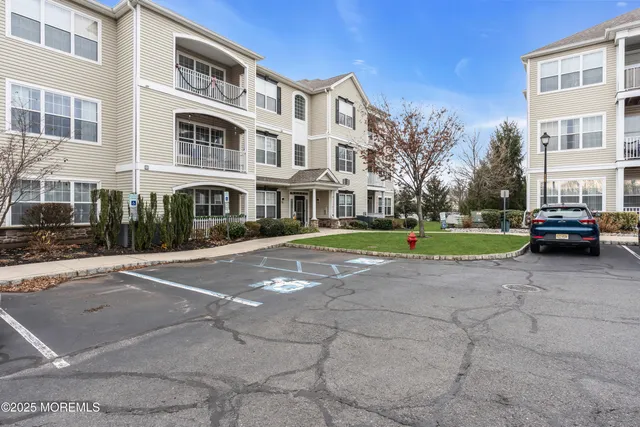 $489,000 | 136 Mill Pond Way, Unit 22, Eatontown, NJ 07724