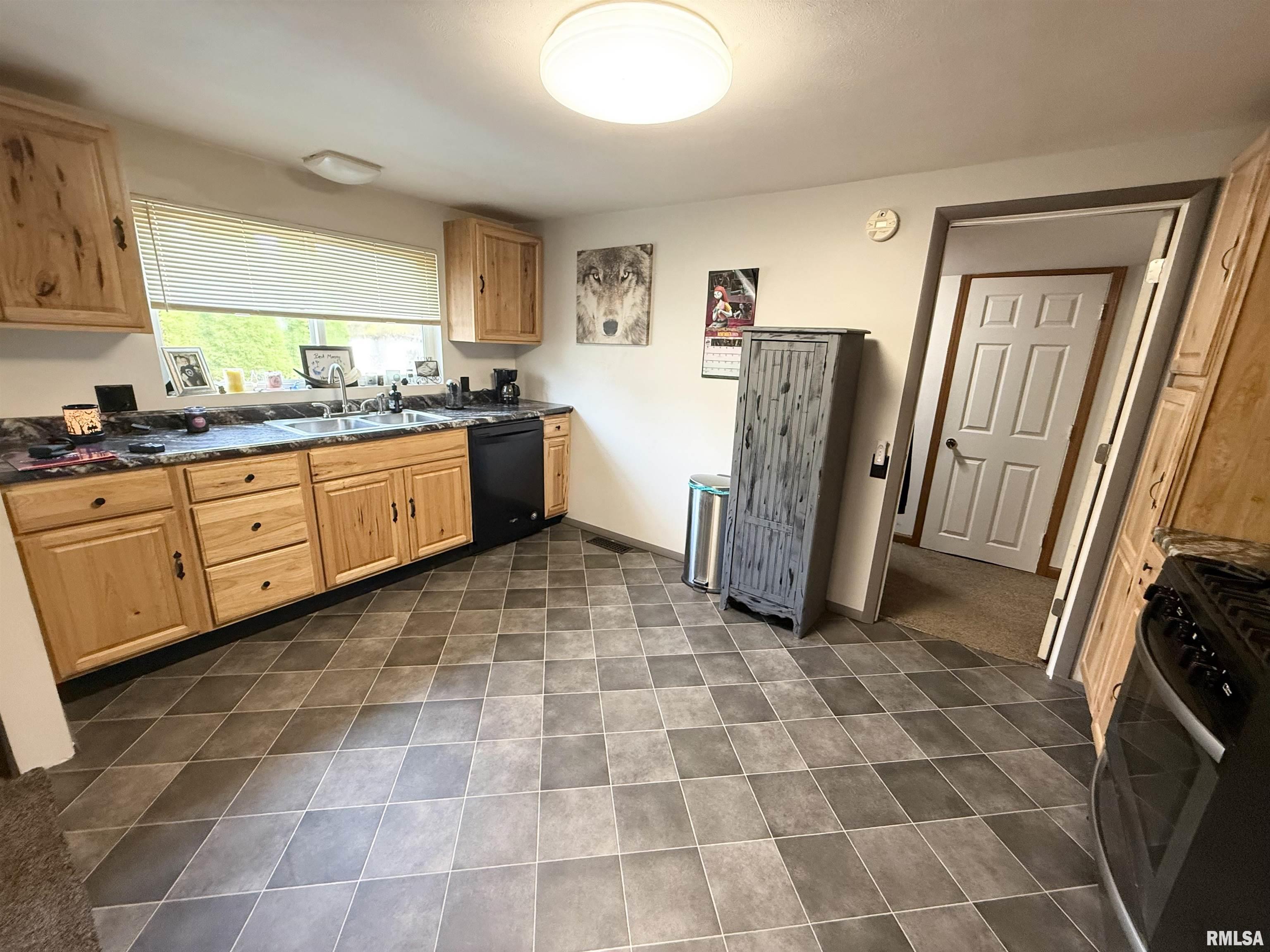 116 Wilson Street Hurst, IL 62949 - Photo 5 of 11