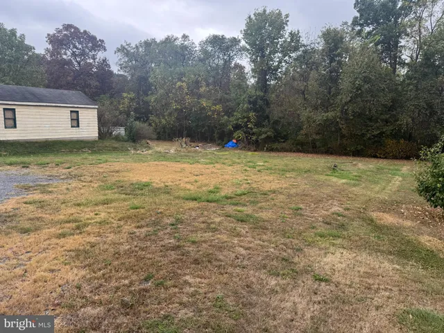 a view of a yard with a house