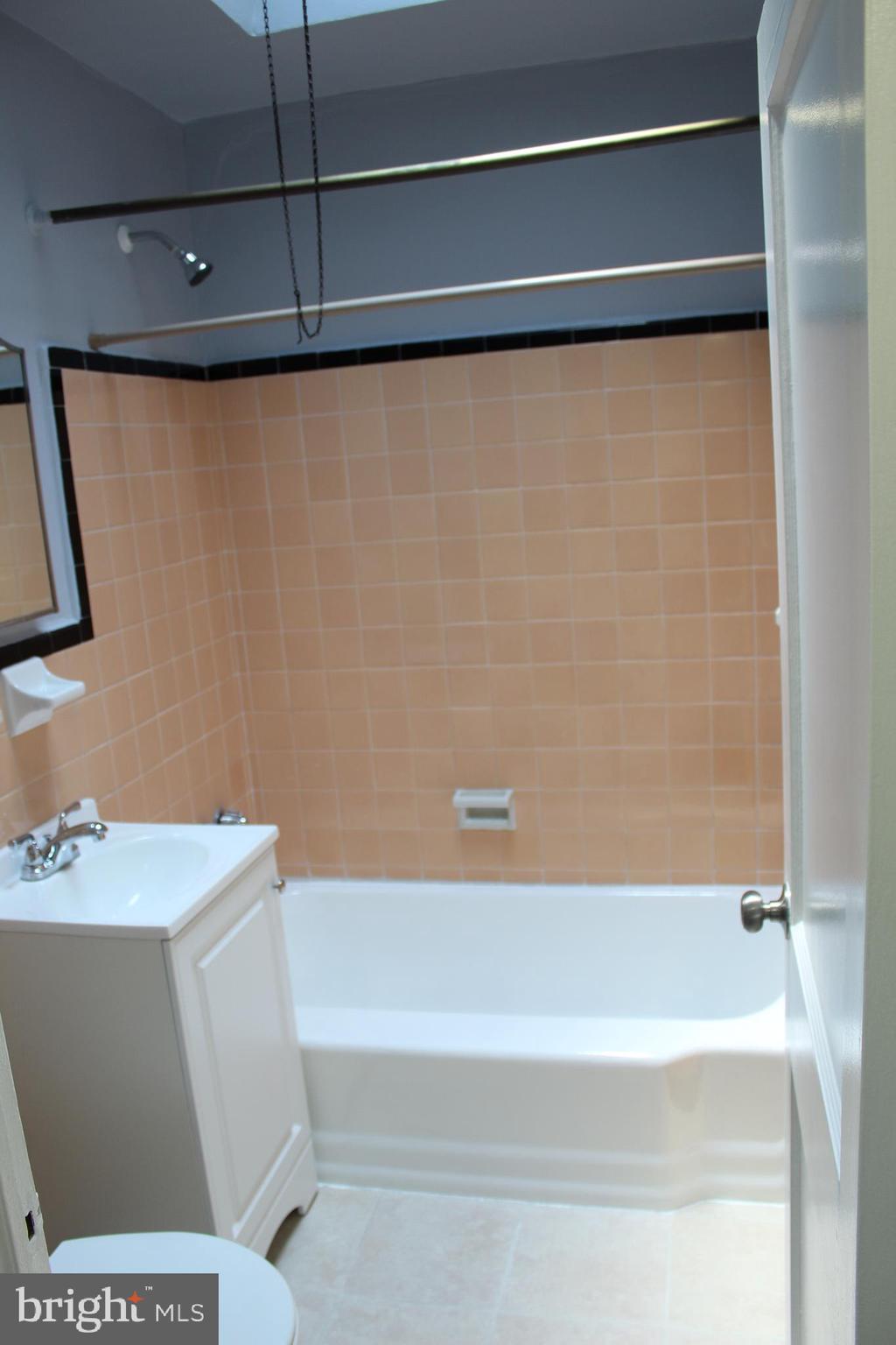 565 East Tabor Road Philadelphia, PA 19120 - Photo 14 of 20 a bathroom with a bathtub and a sink