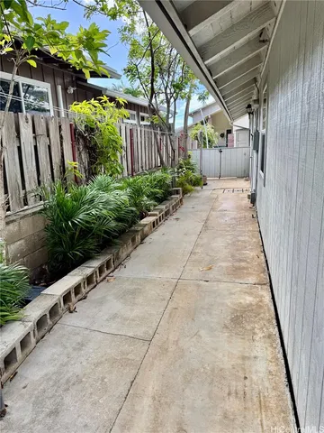 a view of a backyard