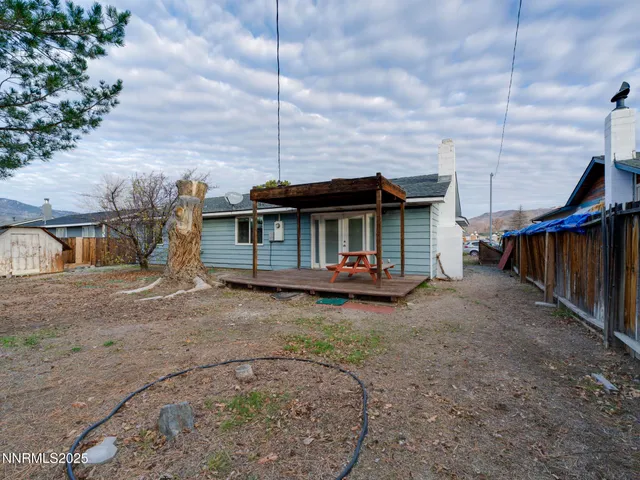 a view of a house with backyard and roof