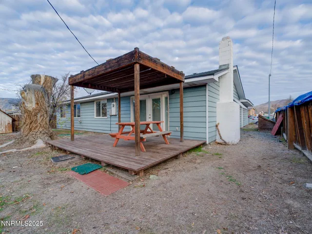 a view of a house with backyard
