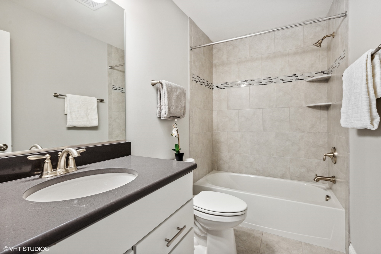 310 Arabian Circle Willowbrook, IL 60527 - Photo 26 of 36 a bathroom with a sink a toilet and a bathtub