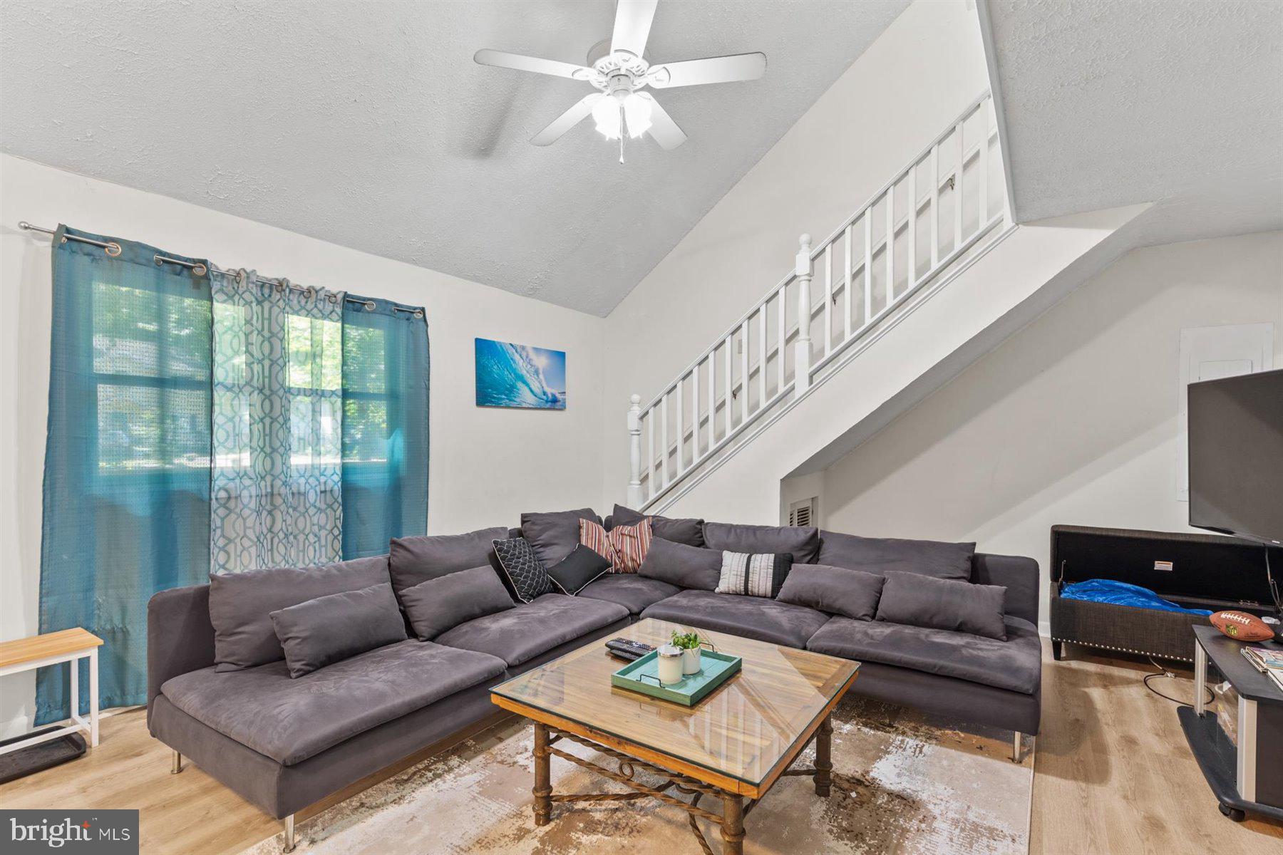 90 Windjammer Road Berlin, MD 21811 - Photo 7 of 32 Living Room w/ Pitched Ceilings