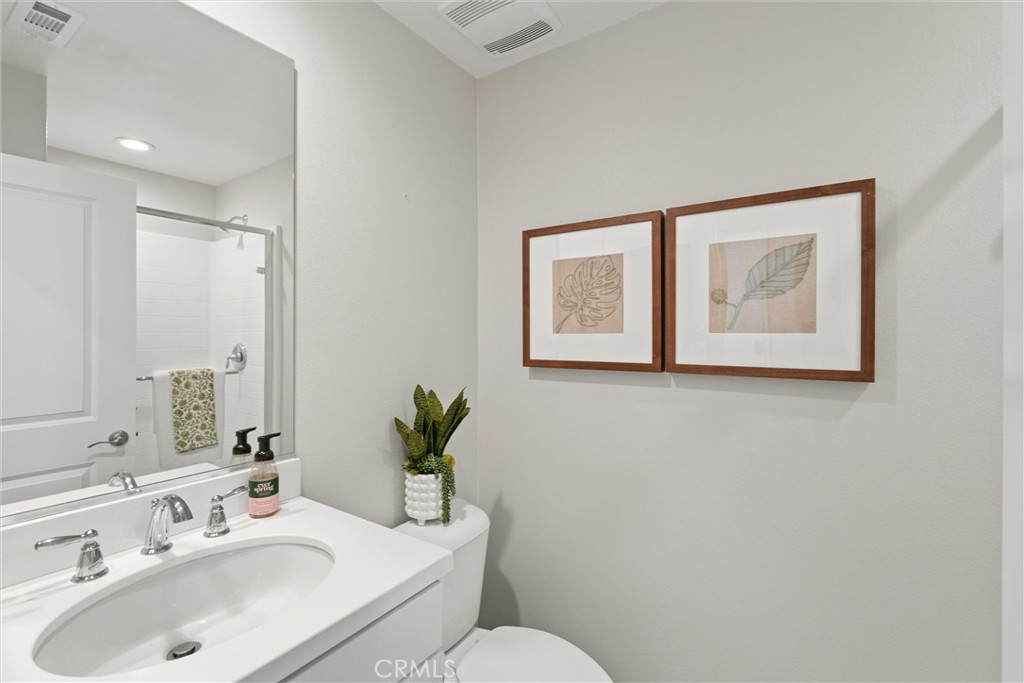 250 West Ridgewood Street Long Beach, CA 90805 - Photo 16 of 44 1st floor bath
