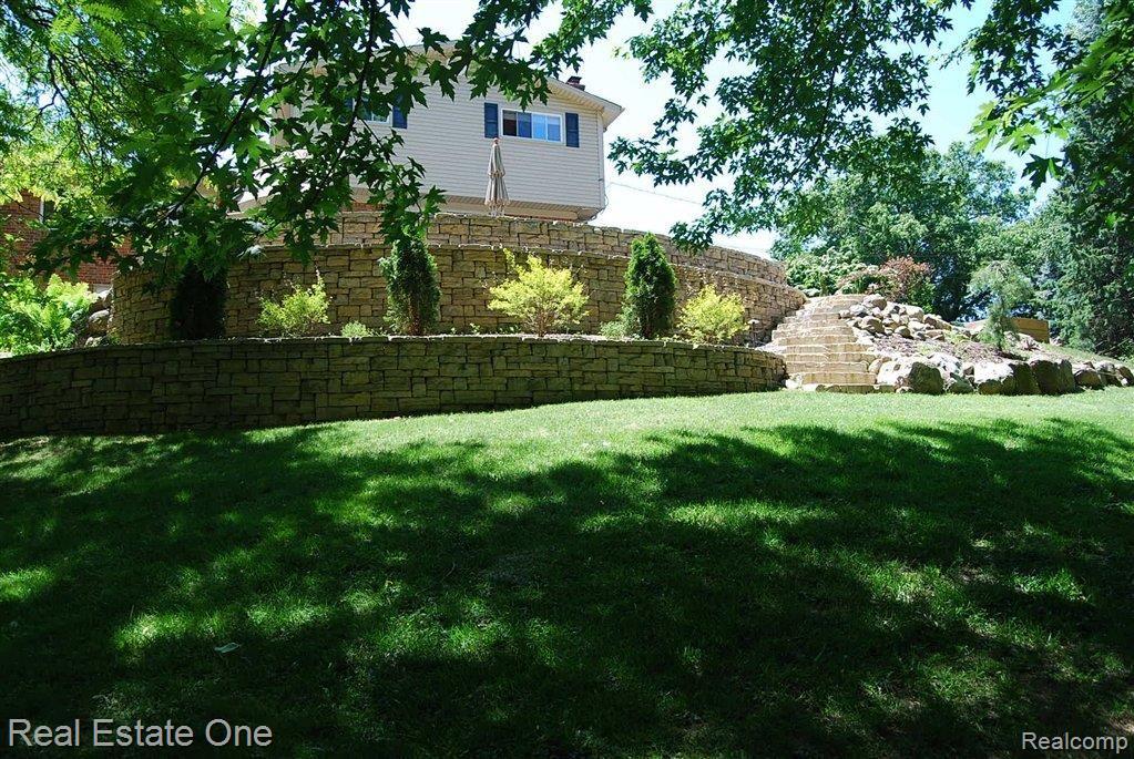 857 Briar Court Rochester, MI 48309 - Photo 21 of 22 Multi-tiered Terracing