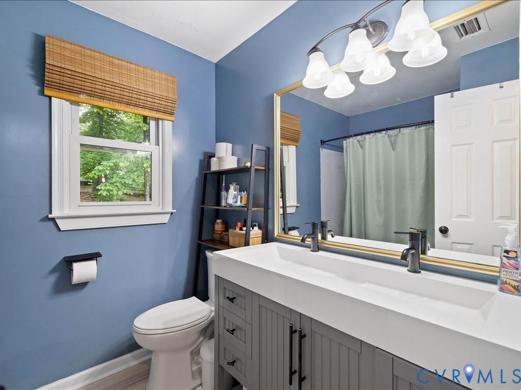 6806 Full Rack Circle Midlothian, VA 23112 - Photo 20 of 29 a bathroom with a sink a toilet and a mirror