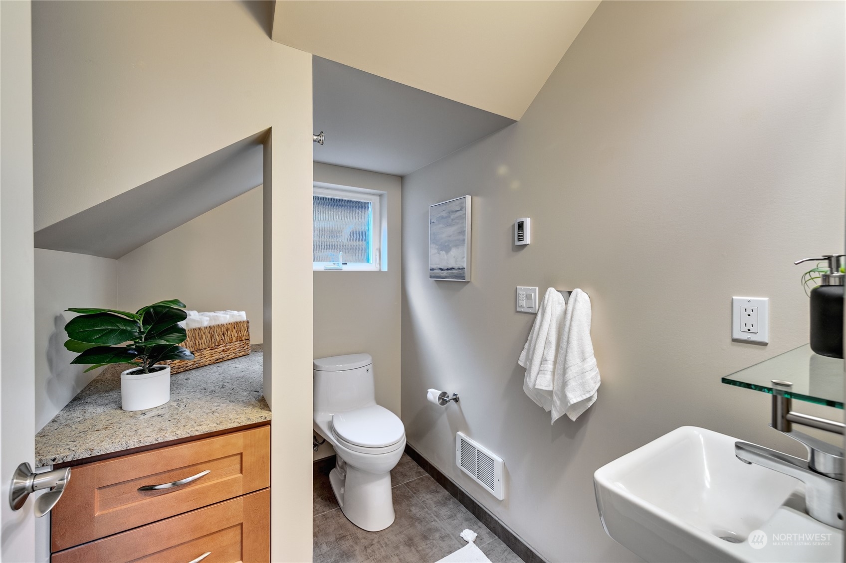 655 Wintersweet Road Northeast Bainbridge Island, WA 98110 - Photo 13 of 36 Gallery Image 13