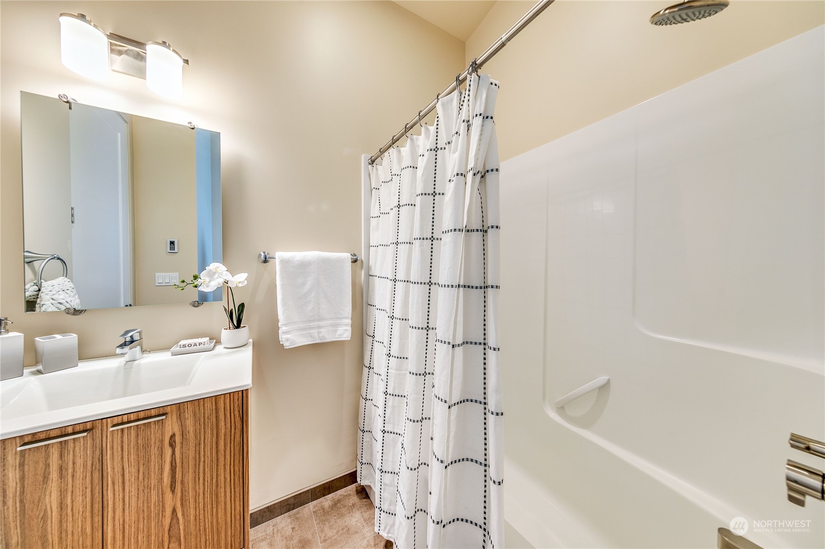 655 Wintersweet Road Northeast Bainbridge Island, WA 98110 - Photo 31 of 36 Gallery Image 31