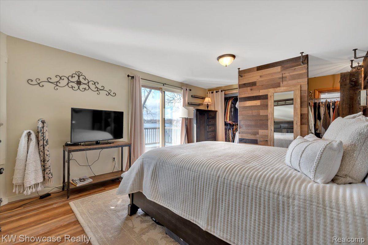 2015 Ridge Road White Lake, MI 48383 - Photo 29 of 50 PRIMARY BEDROOM WITH PRIVATE BALCONY