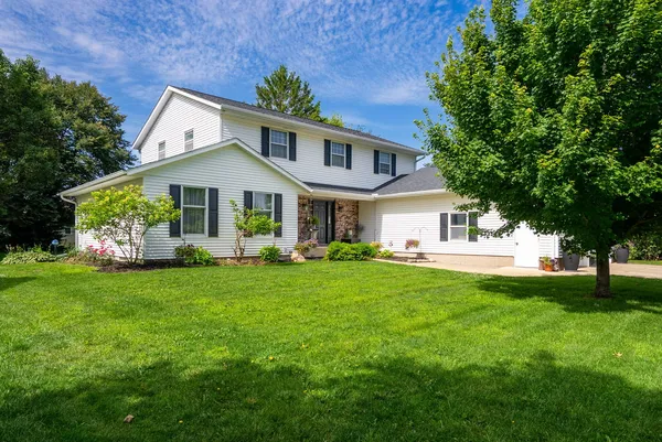 $409,900 | 1139 Brookview Drive, De Witt, IA 52742