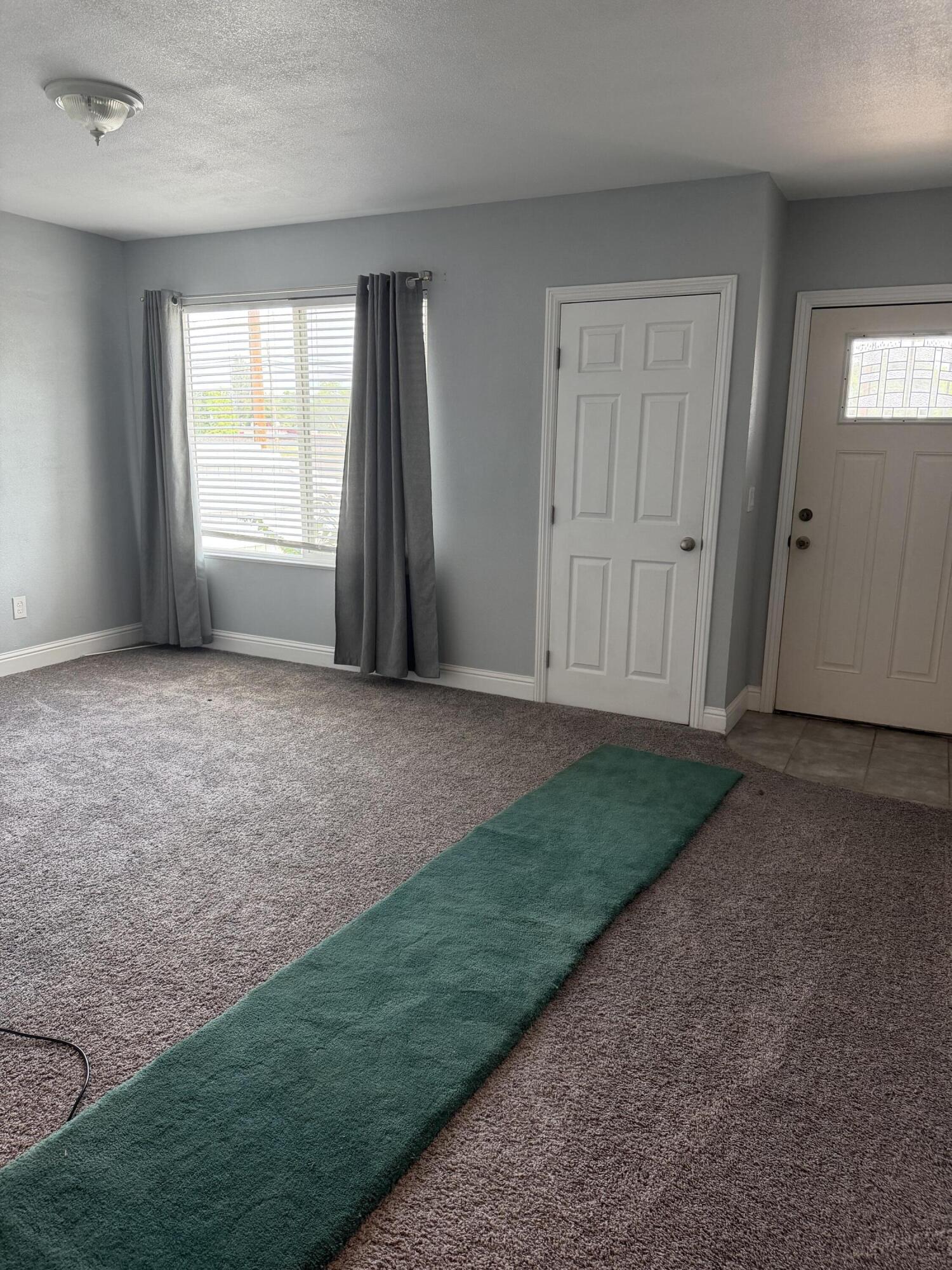 6200 Westside Road Redding, CA 96001 - Photo 12 of 50 an empty room with window