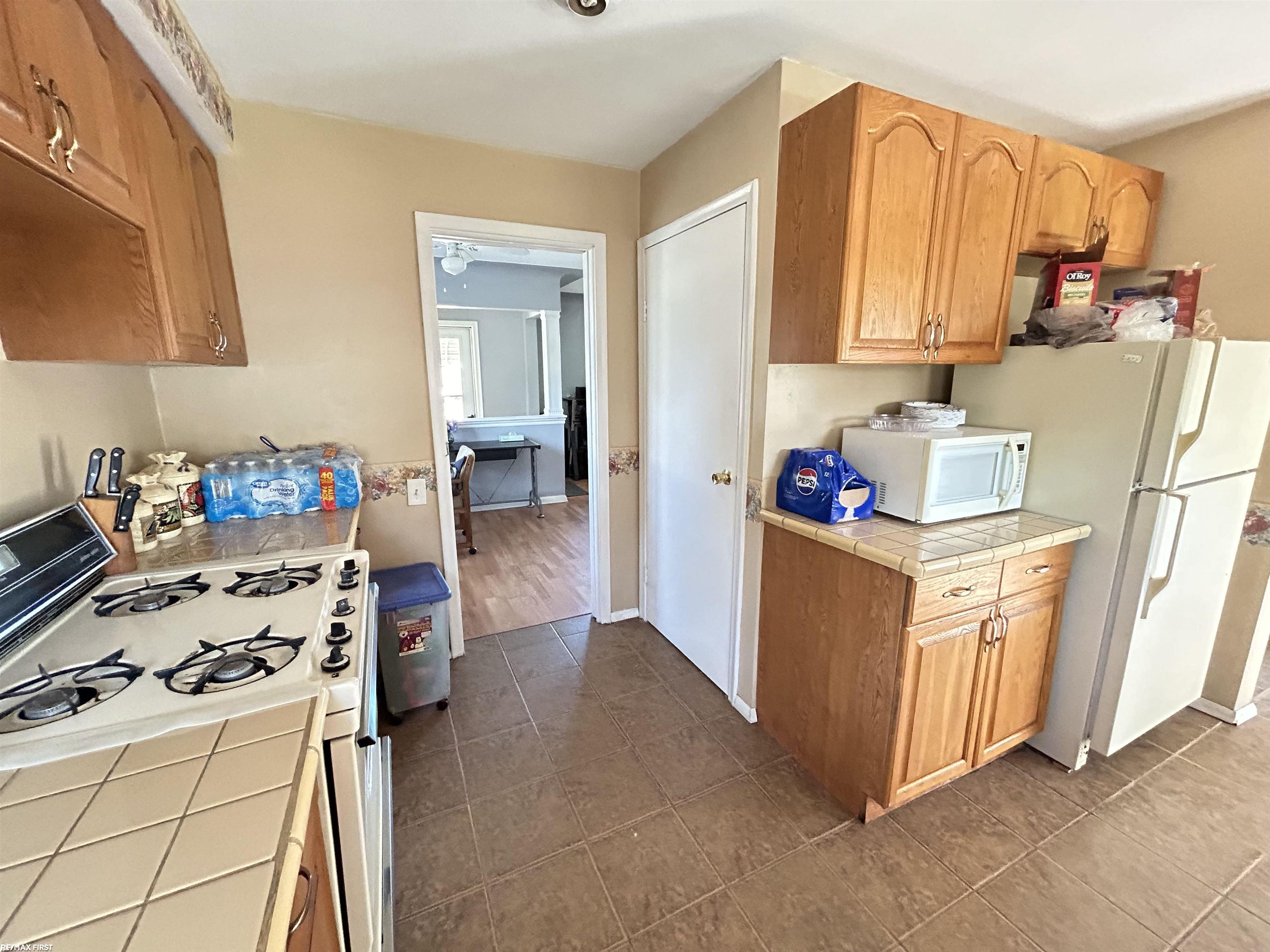 8694 Stephens Road Warren, MI 48089 - Photo 8 of 29 50156489-d4859770-5473-4b19-989d-ff1c31dbd778.JPG