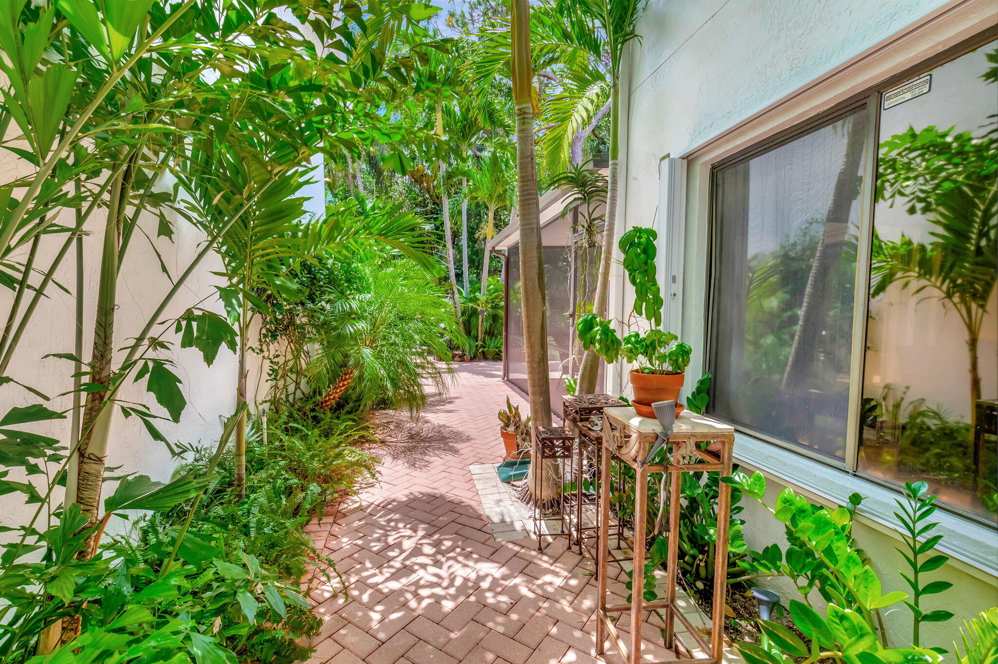 21700 Cromwell Circle Boca Raton, FL 33486 - Photo 27 of 72 SIDE COURTYARD