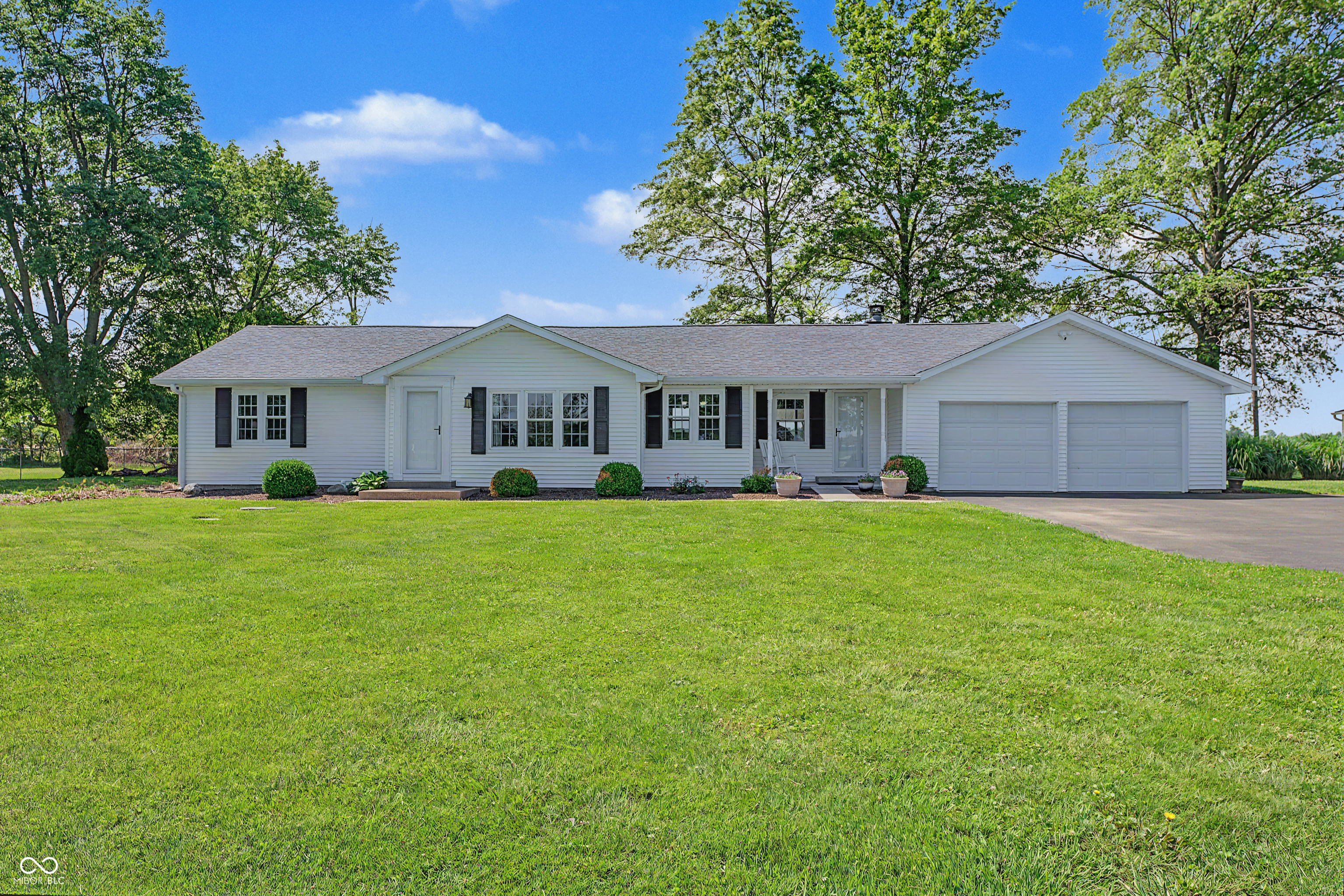 11975 East Legal Tender Road Columbus, IN 47203 - Photo 2 of 91