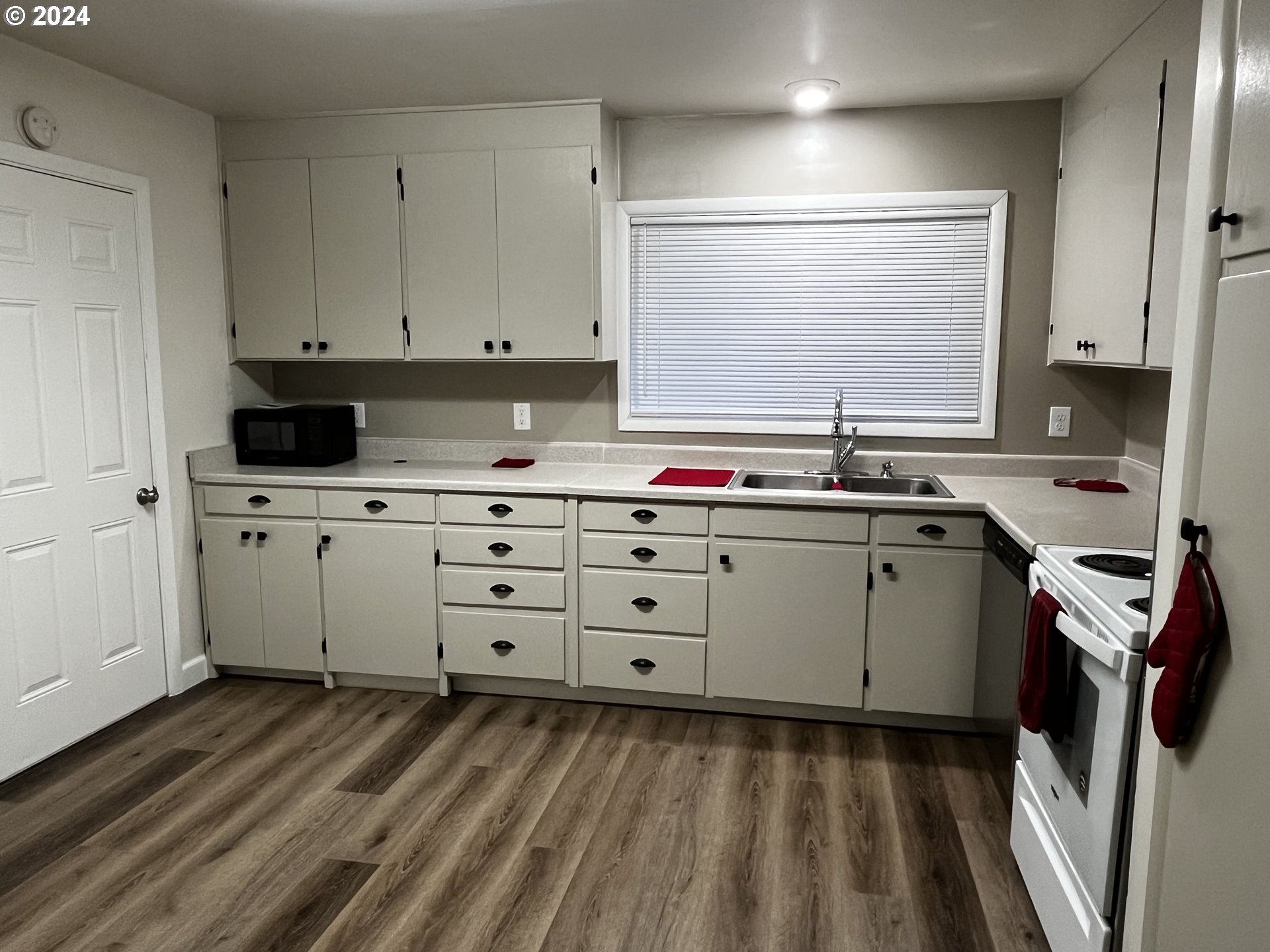 564 Nighthawk Lane Springfield, OR 97477 - Photo 7 of 13 a kitchen with cabinets appliances and a window