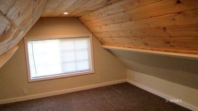 54100 Pine Crest Avenue, Unit 7 Idyllwild, CA 92549 - Photo 11 of 12 an empty room with a window