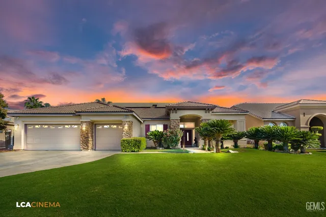 a view of an house with backyard space and balcony
