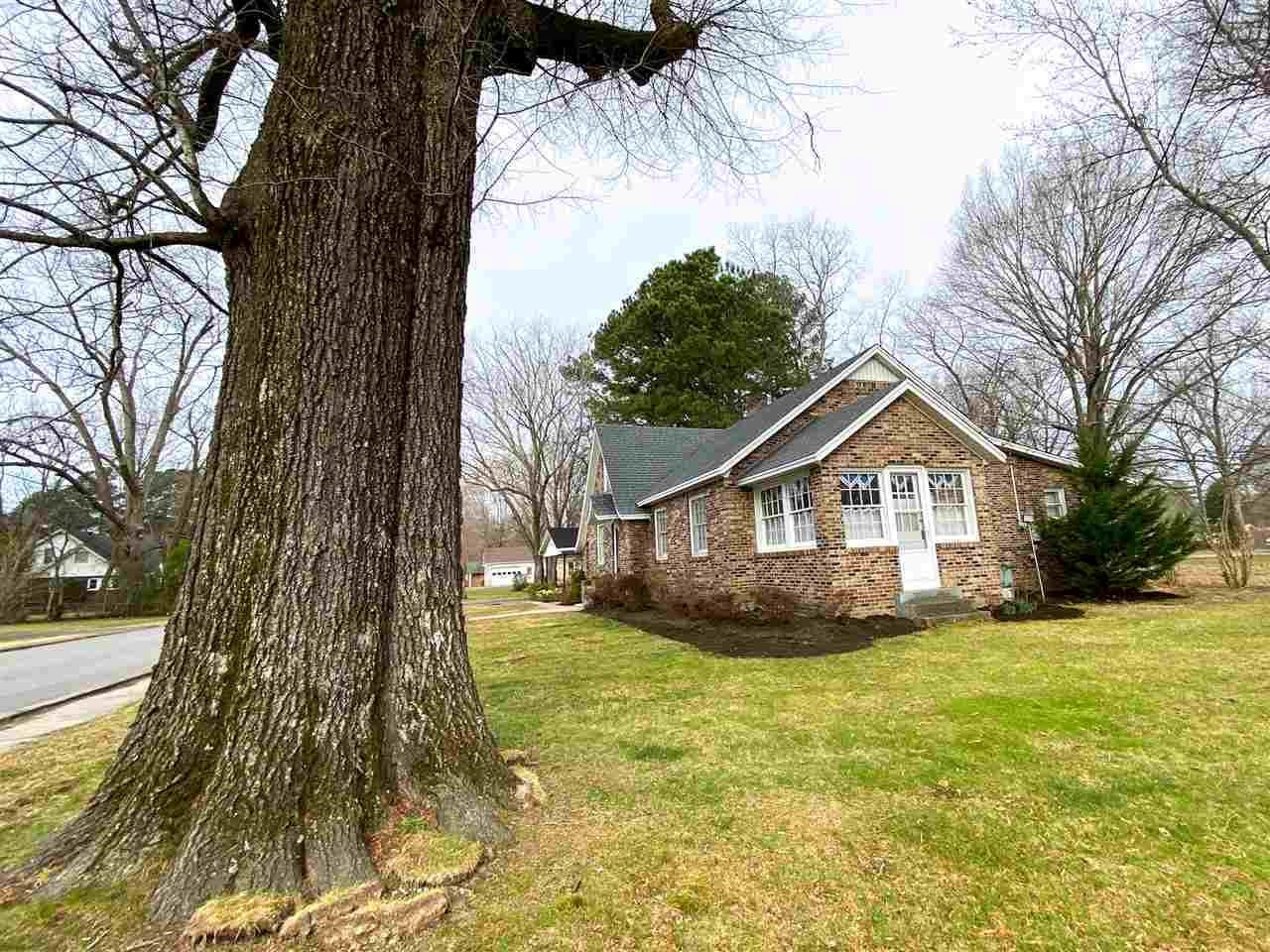 225 East 3rd Street Henderson, TN 38340 - Photo 3 of 22 a view of a yard in front of the house