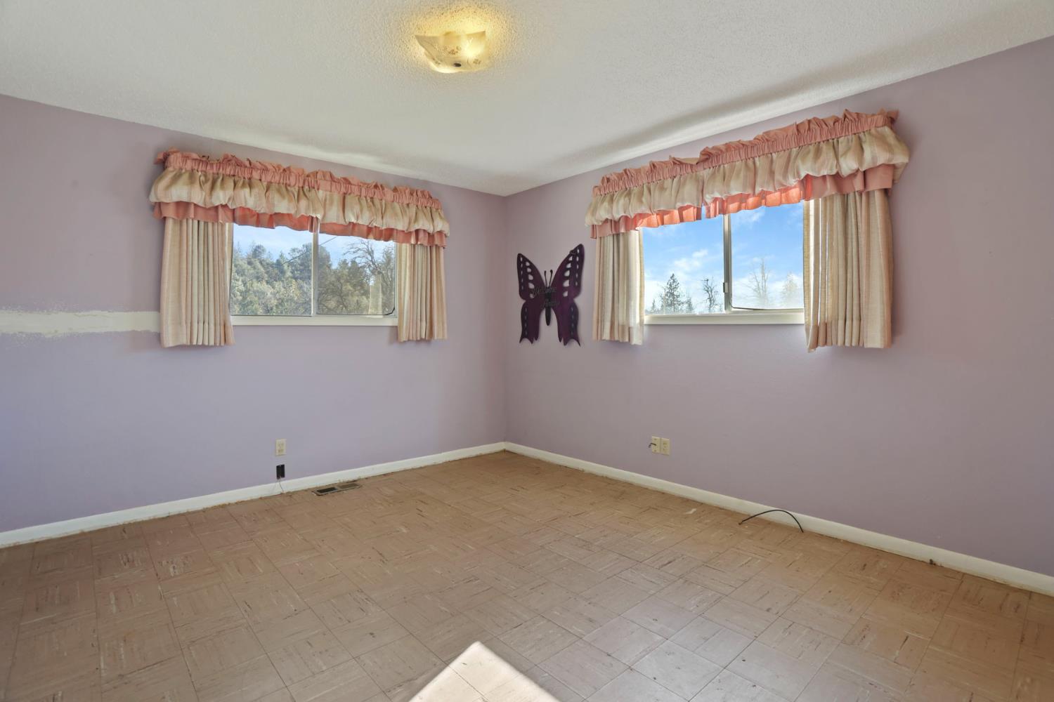 20200 Tuolumne Road North Tuolumne, CA 95379 - Photo 28 of 43 an empty room with windows
