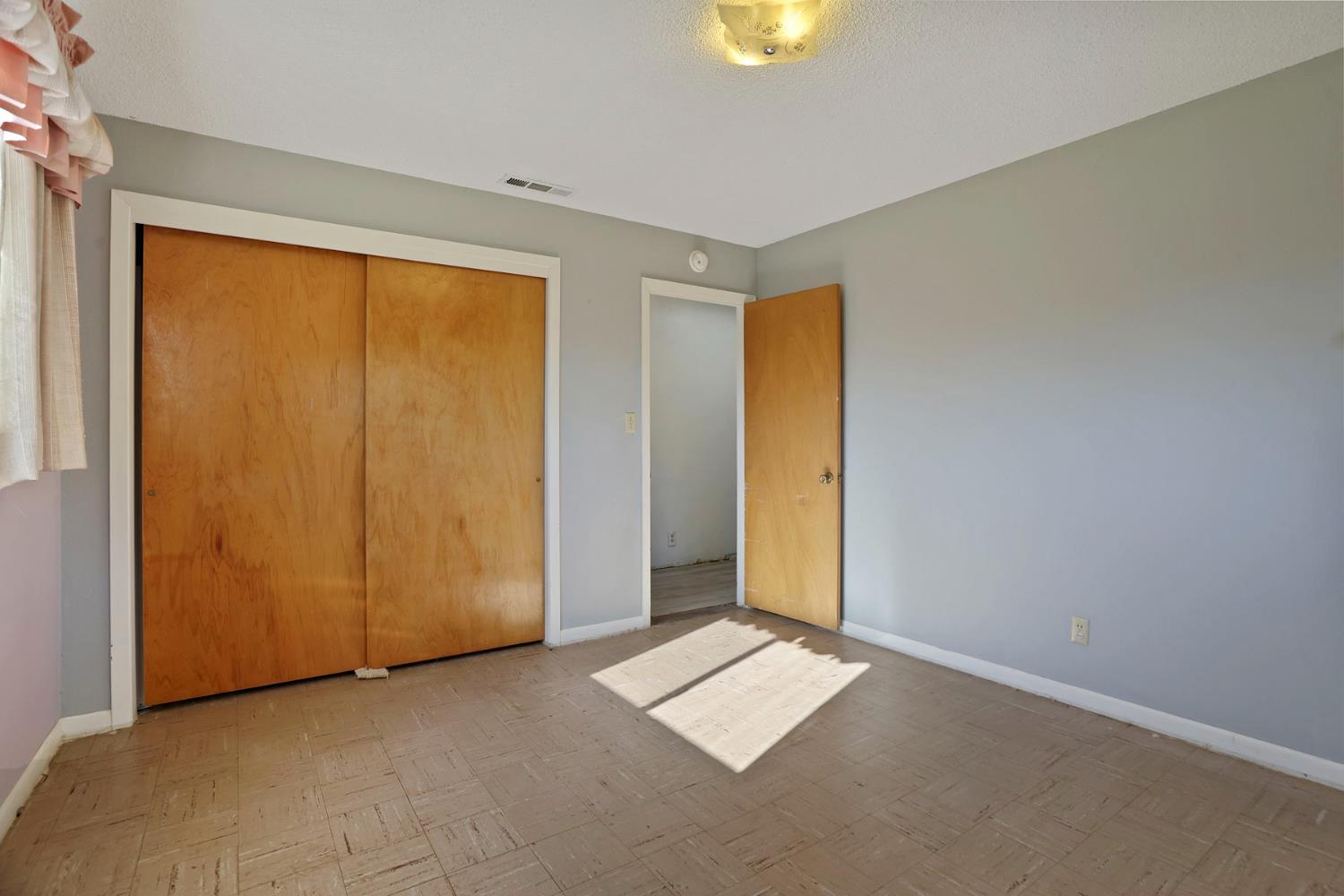 20200 Tuolumne Road North Tuolumne, CA 95379 - Photo 29 of 43 an empty room with a window