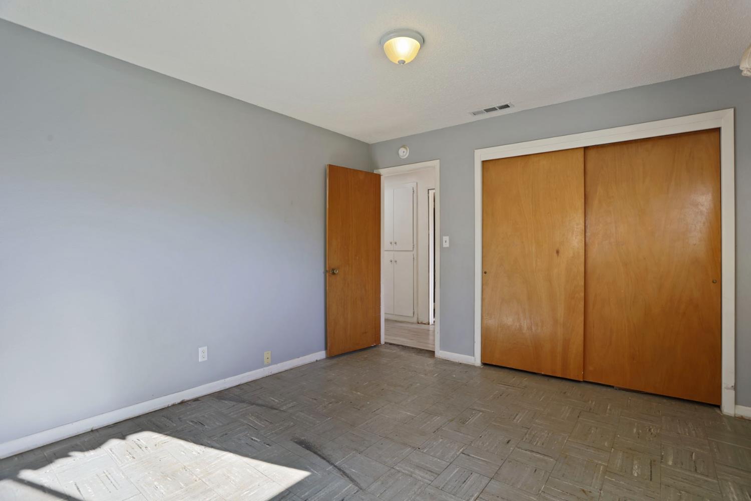 20200 Tuolumne Road North Tuolumne, CA 95379 - Photo 31 of 43 an empty room with closet area