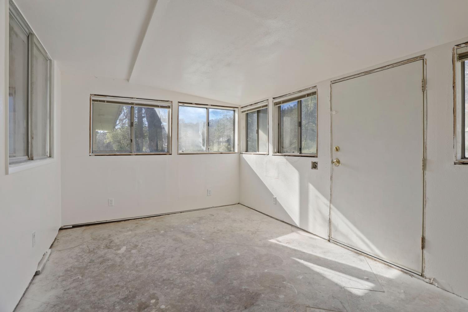 20200 Tuolumne Road North Tuolumne, CA 95379 - Photo 38 of 43 an empty room with windows