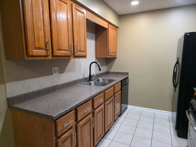 $1,750 | 1665 Coach Drive, Unit 204, Naperville, IL 60565