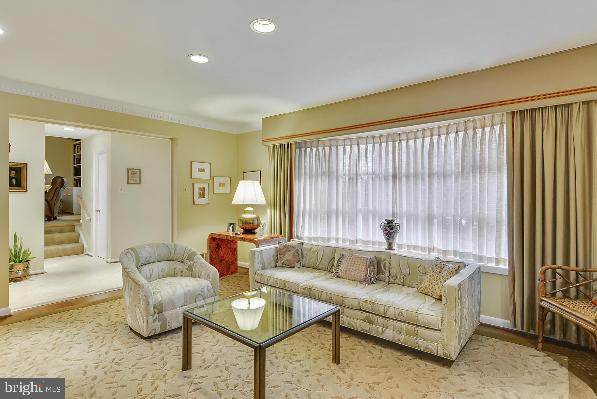 905 Holborn Street Silver Spring, MD 20902 - Photo 5 of 30 Living Room
