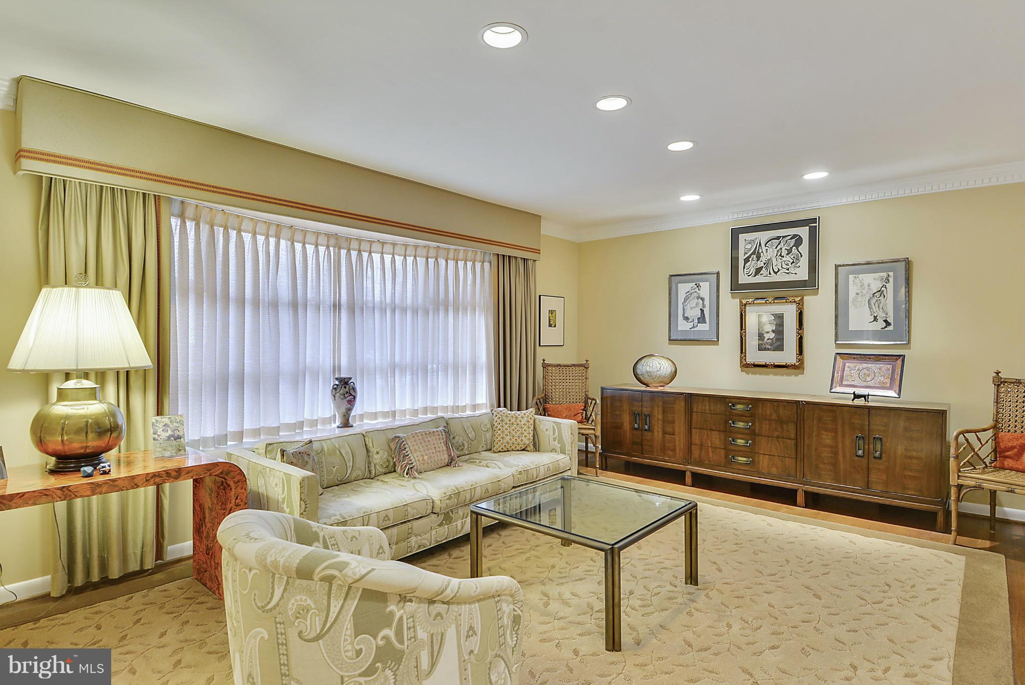 905 Holborn Street Silver Spring, MD 20902 - Photo 6 of 30 Living Room