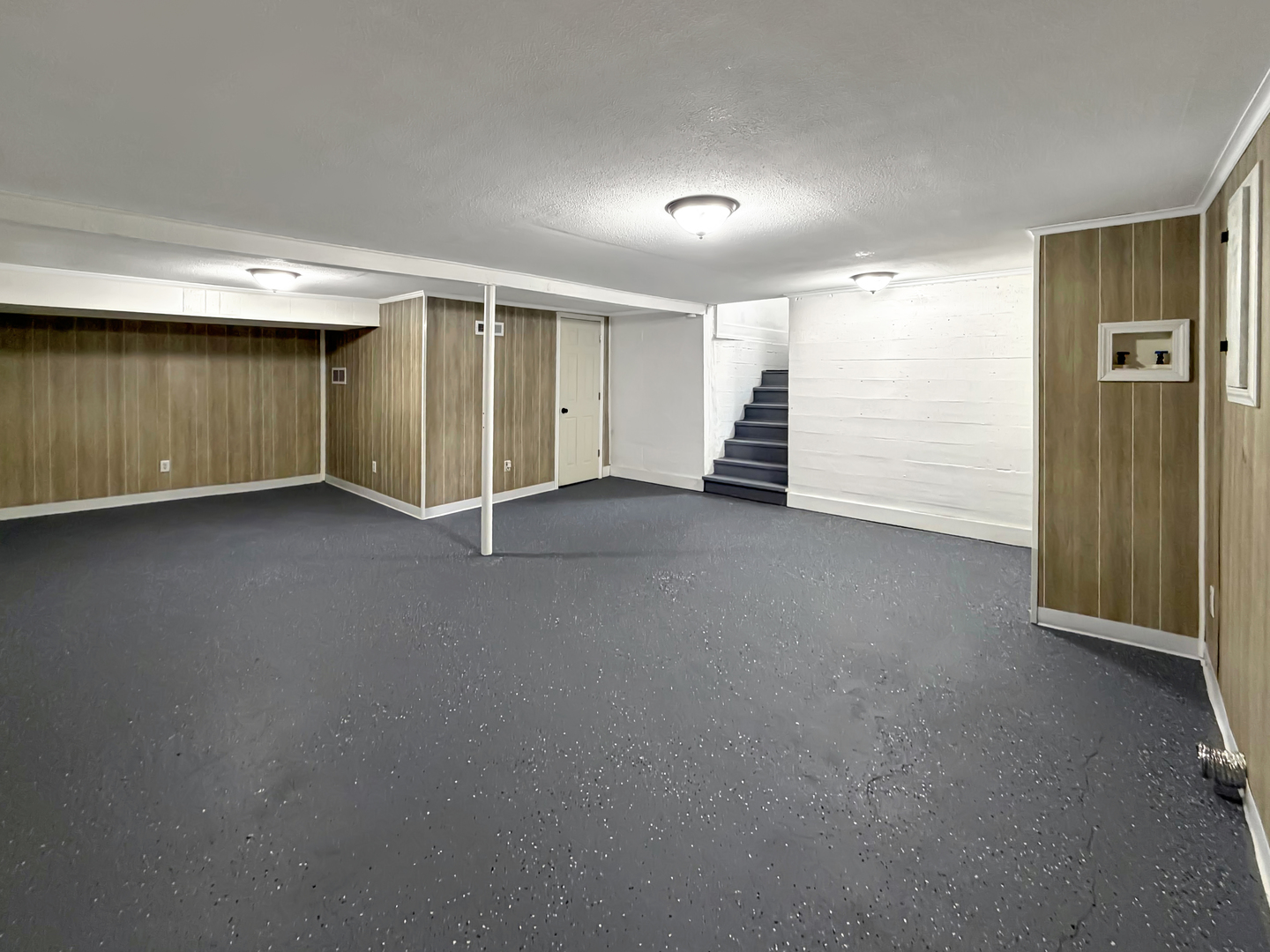 1534 West Fairview Road Freeport, IL 61032 - Photo 21 of 30 an empty room with windows