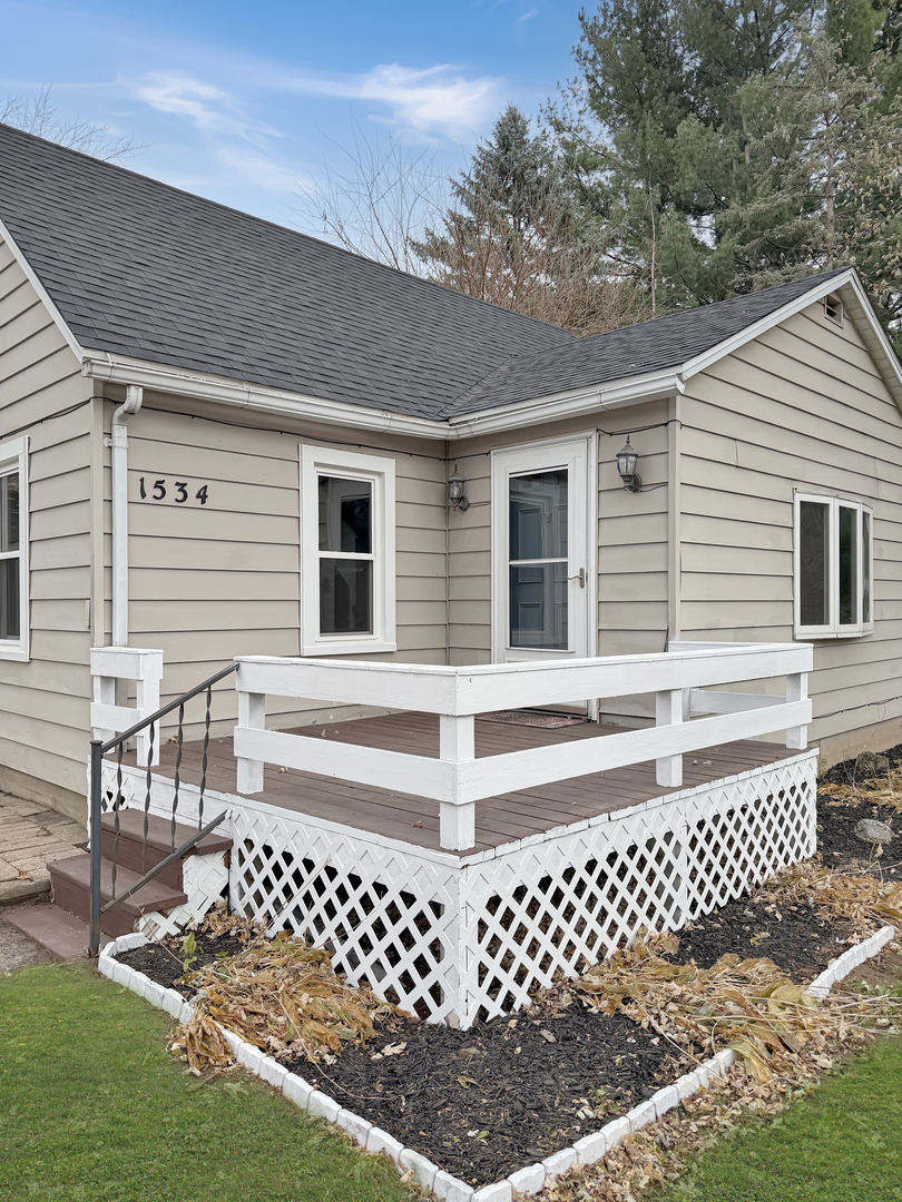 1534 West Fairview Road Freeport, IL 61032 - Photo 24 of 30 a side view of a house