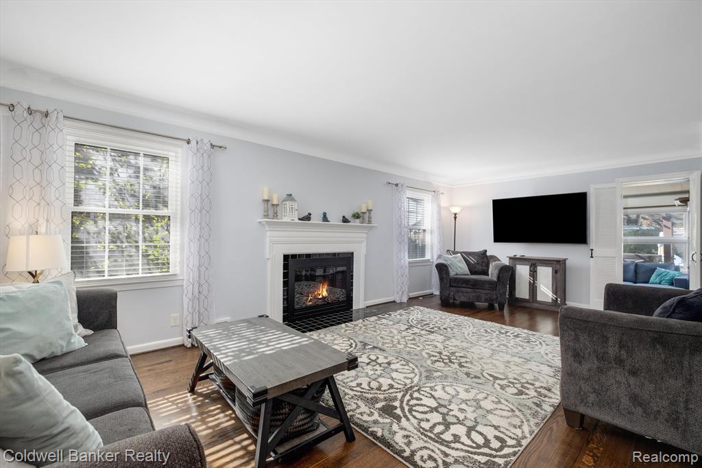 1585 Fairholme Road Grosse Pointe Woods, MI 48236 - Photo 5 of 28