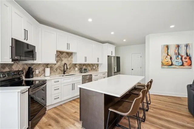 a view of a livingroom with furniture and a ceiling fan