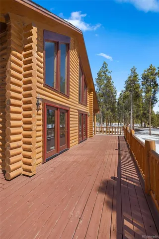 a view of a house with backyard and trees