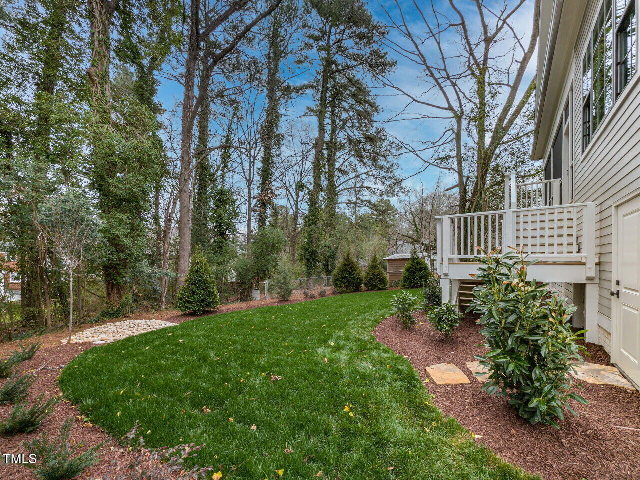 048-1280x960-backyard