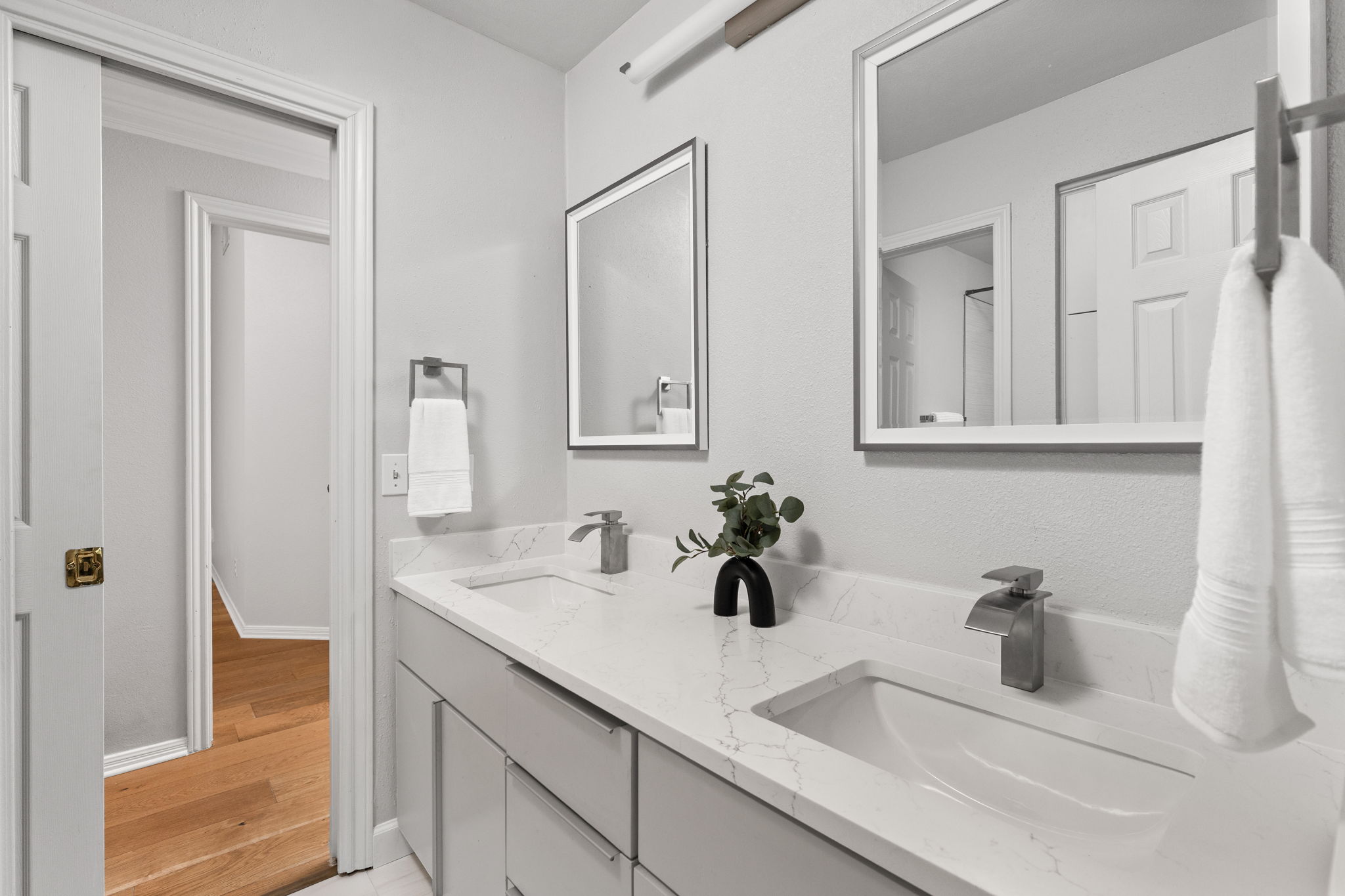 2807 Round Table Road Austin, TX 78746 - Photo 26 of 40 Upper level bathroom 1