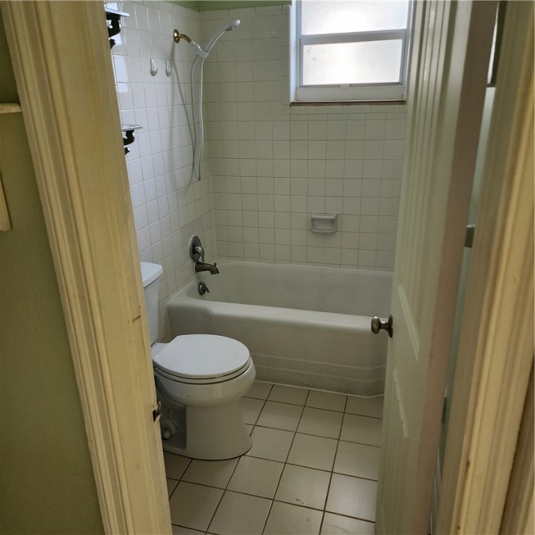 1246-1248 17th Place Vero Beach, FL 32960 - Photo 3 of 15 a bathroom with a toilet and a shower