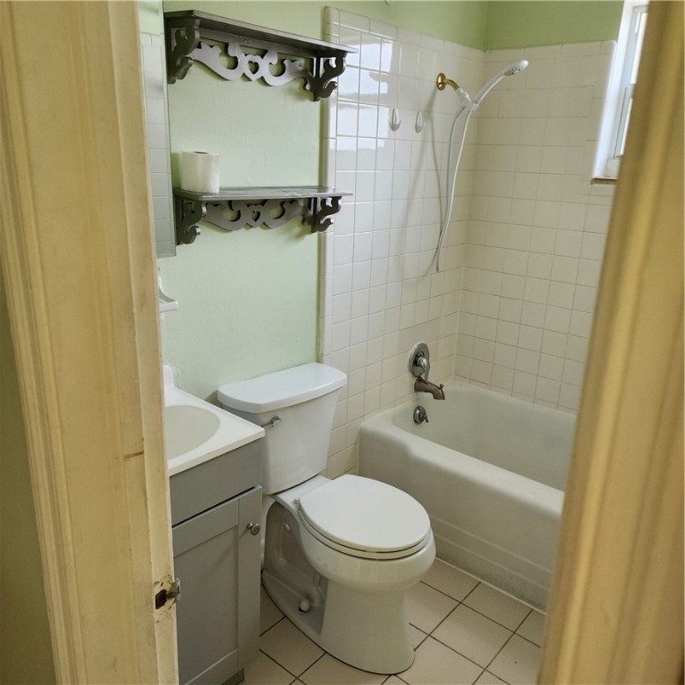 1246-1248 17th Place Vero Beach, FL 32960 - Photo 5 of 15 a bathroom with a toilet and a shower