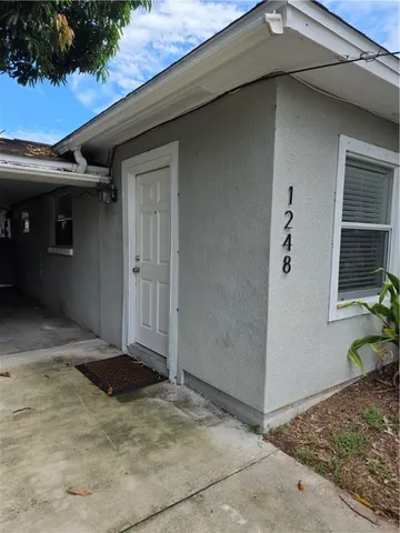 a view of a house with backyard