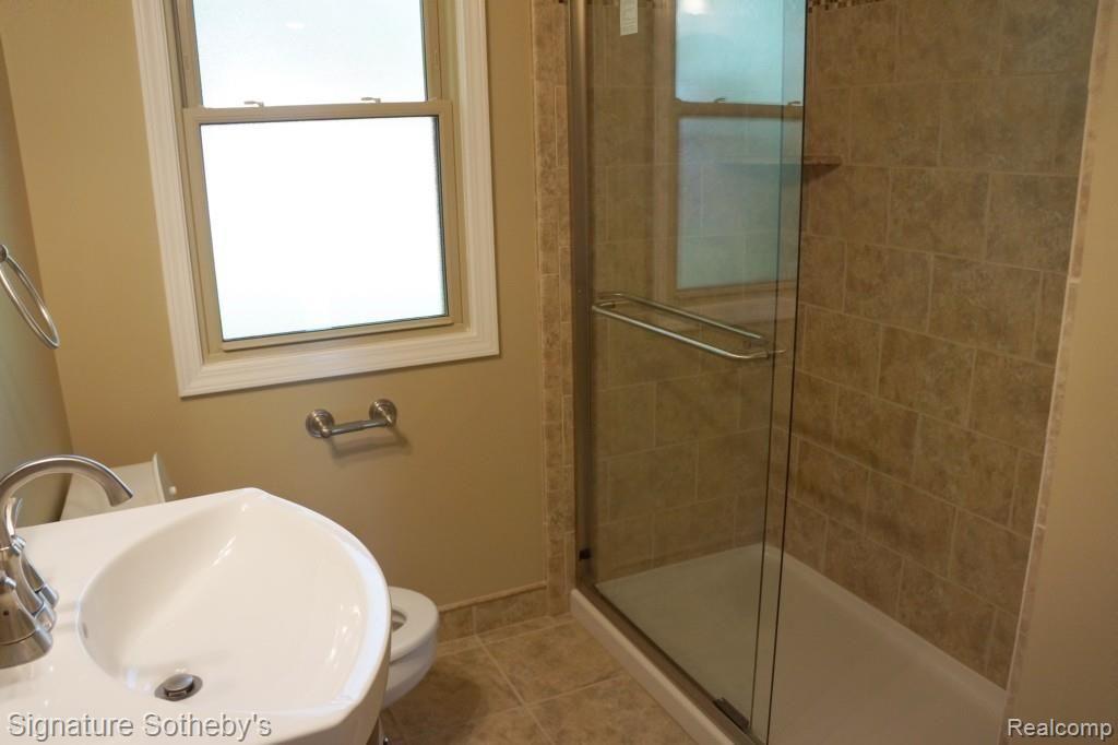 2550 Middlebelt Road West Bloomfield, MI 48324 - Photo 30 of 31 Bath door.jpg