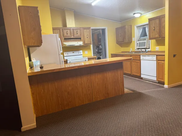 a view of a storage & utility room with washer and dryer