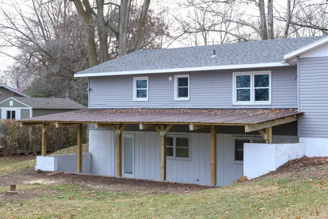 a view of a house with a yard balcony