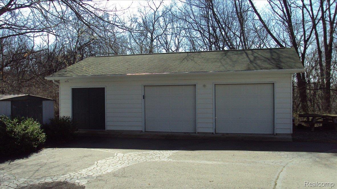 8300 Teahen Road Brighton, MI 48116 - Photo 2 of 20 Garage