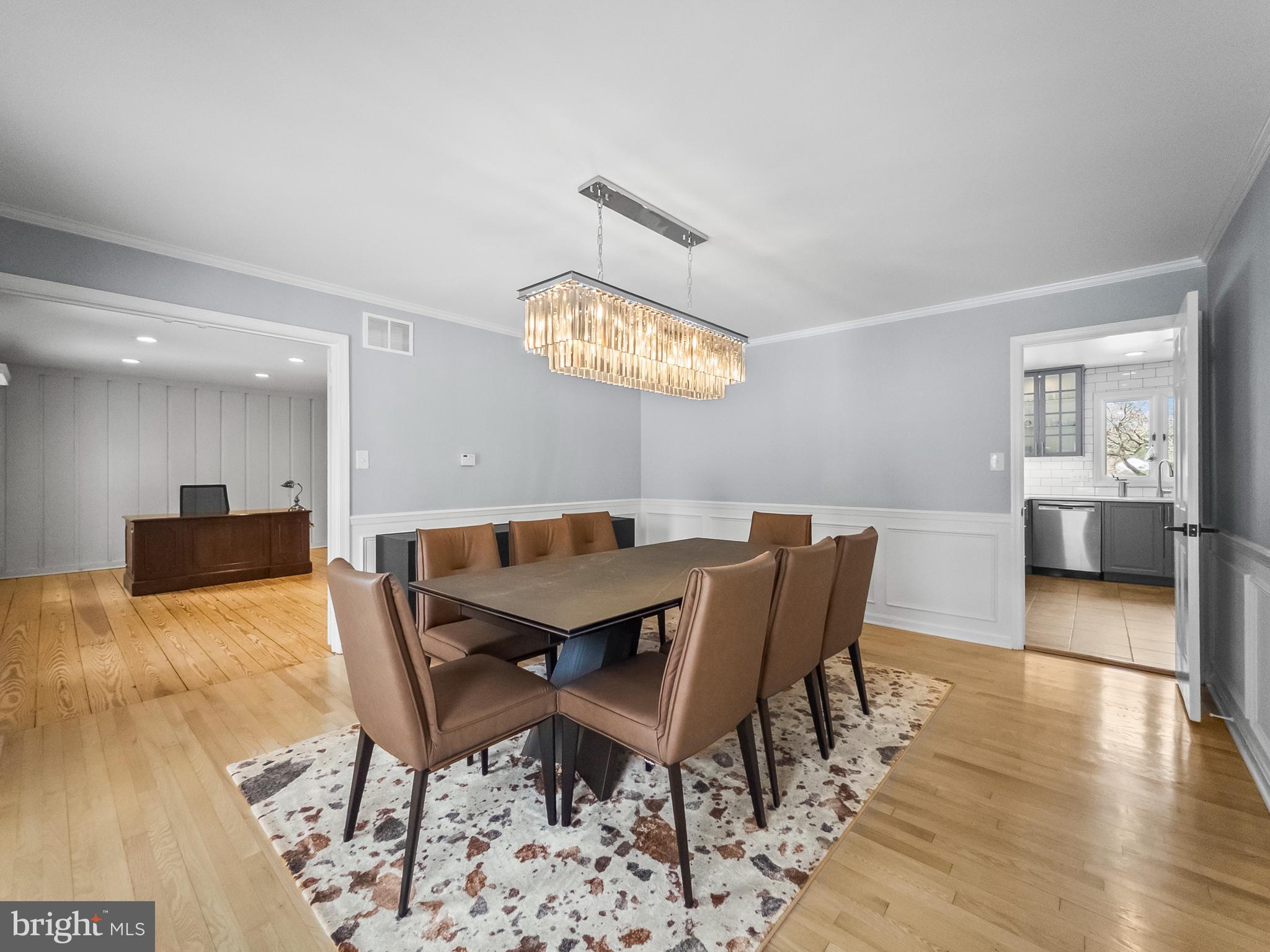 21600 Glendalough Road Gaithersburg, MD 20882 - Photo 18 of 64 a view of a dining room with furniture