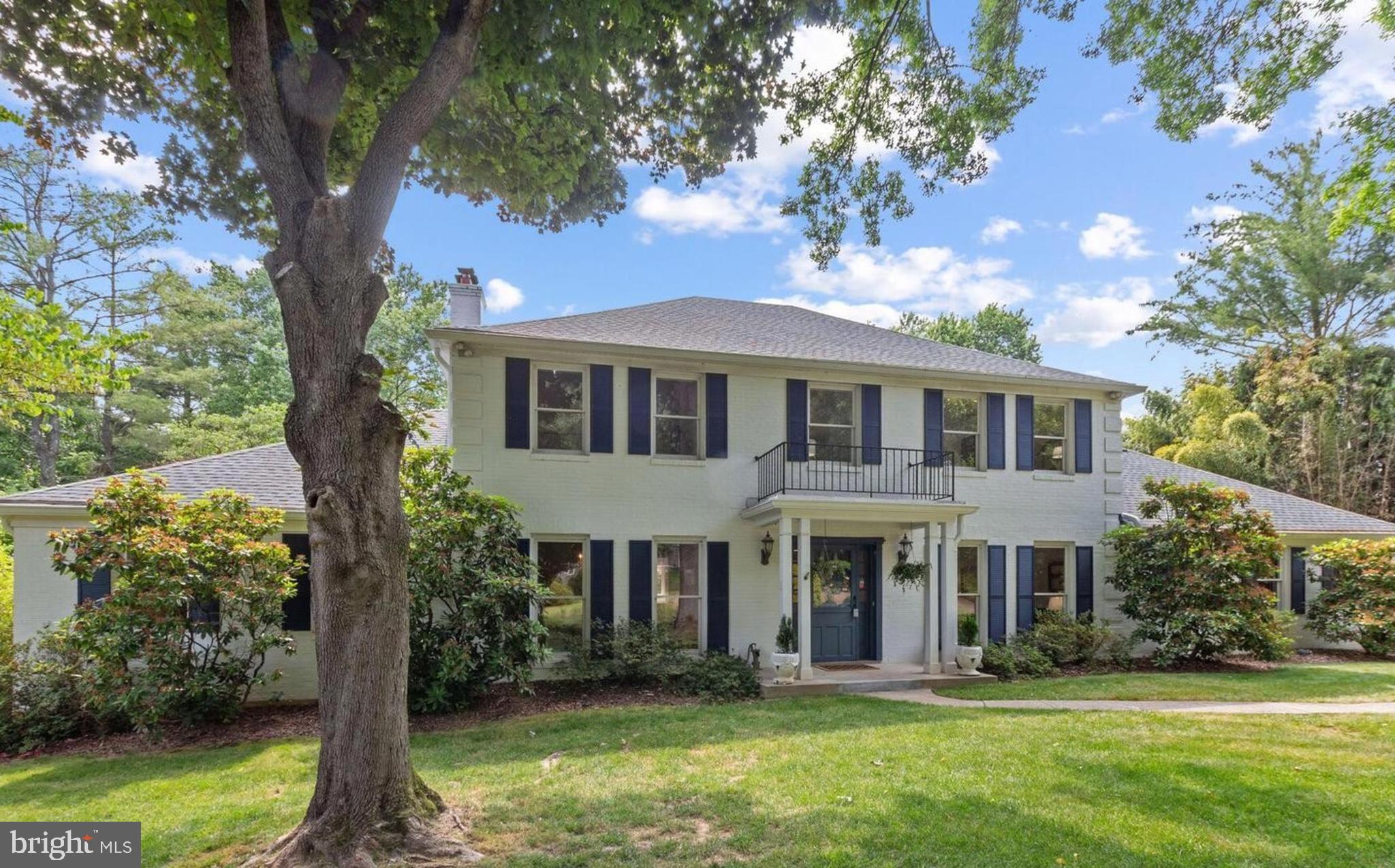 21600 Glendalough Road Gaithersburg, MD 20882 - Photo 2 of 64 a front view of a house with a garden