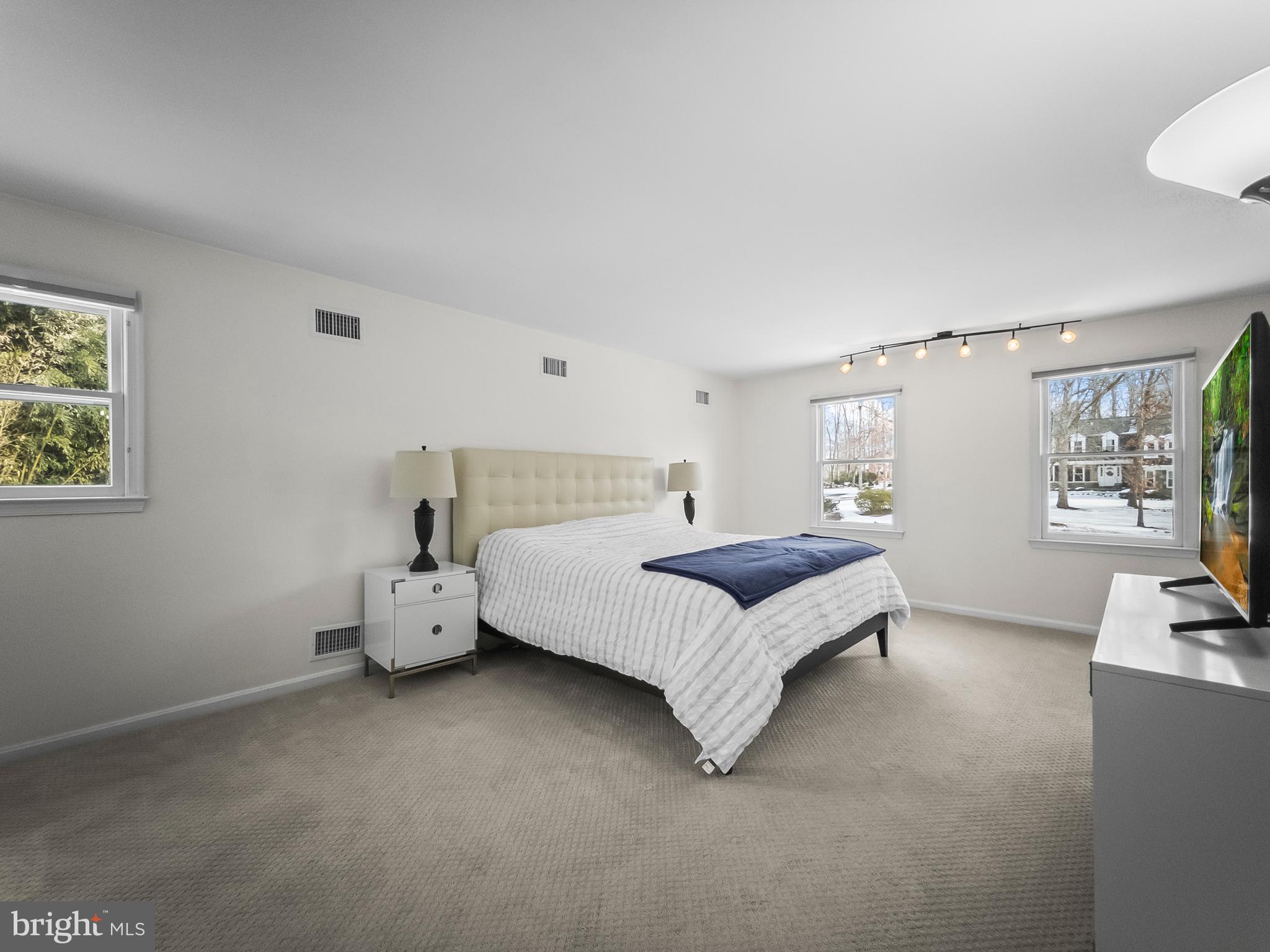 21600 Glendalough Road Gaithersburg, MD 20882 - Photo 30 of 64 a bedroom with a bed and a couch