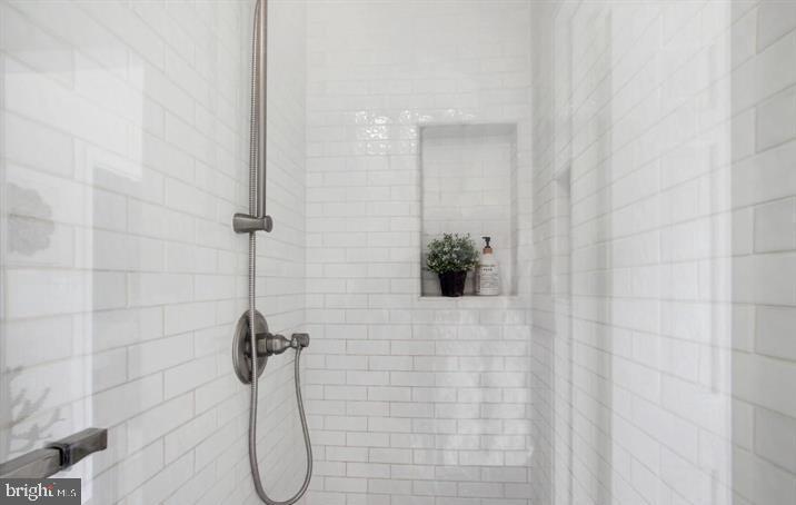 21600 Glendalough Road Gaithersburg, MD 20882 - Photo 36 of 64 a bathroom with a shower